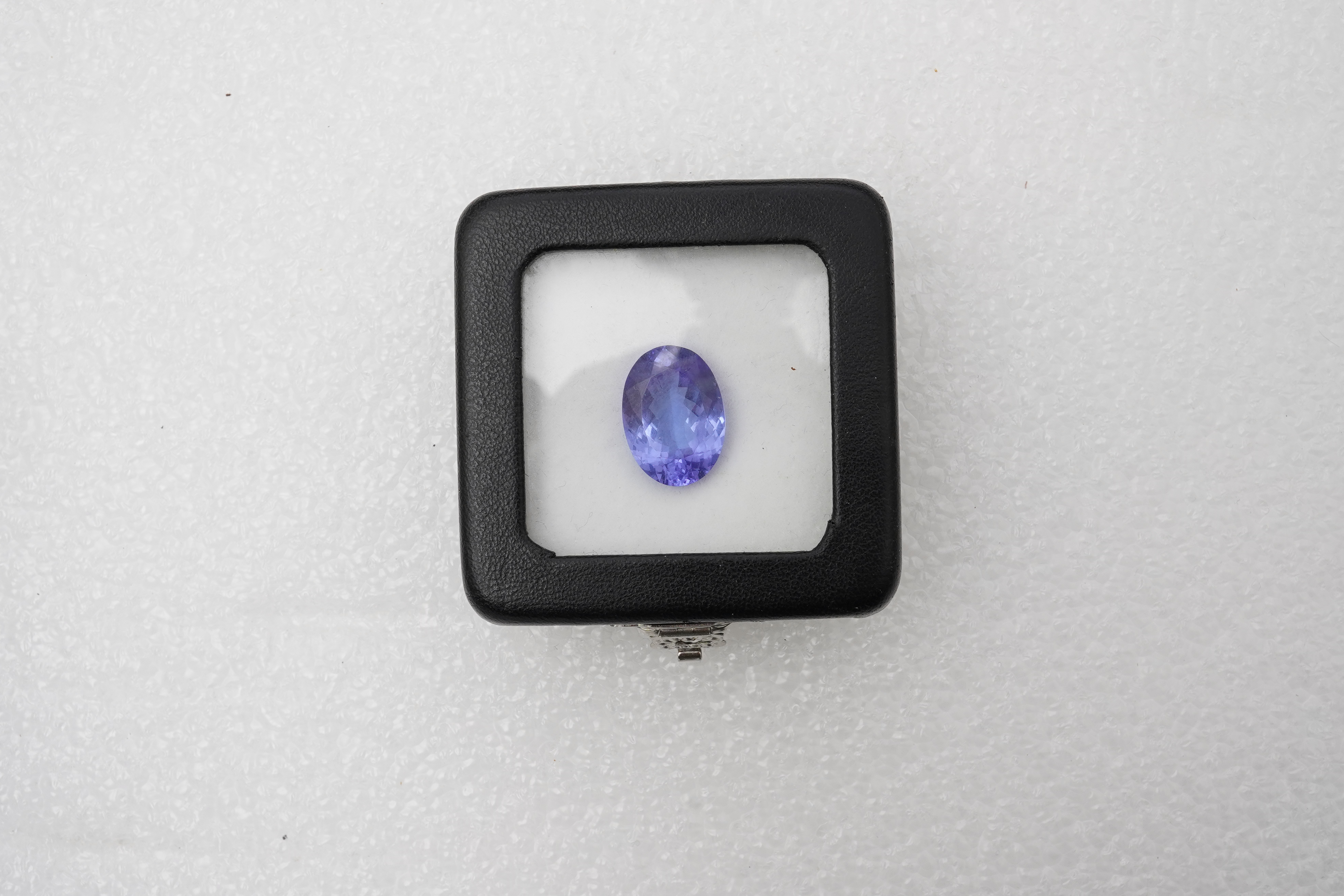 An unmounted tanzanite